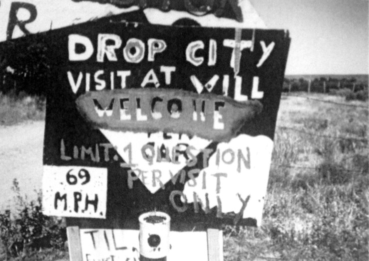 Letreiro na entrada de Drop City. Fonte: Matthews, 2010.