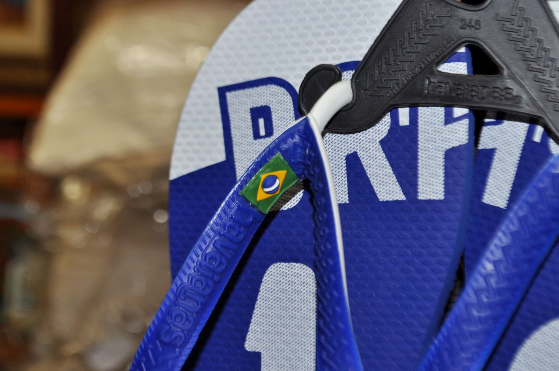 Crédito: keetr, 'havaianas', 2010, CC-By. Fonte: https://www.flickr.com/photos/hellokitae/4322362577/
