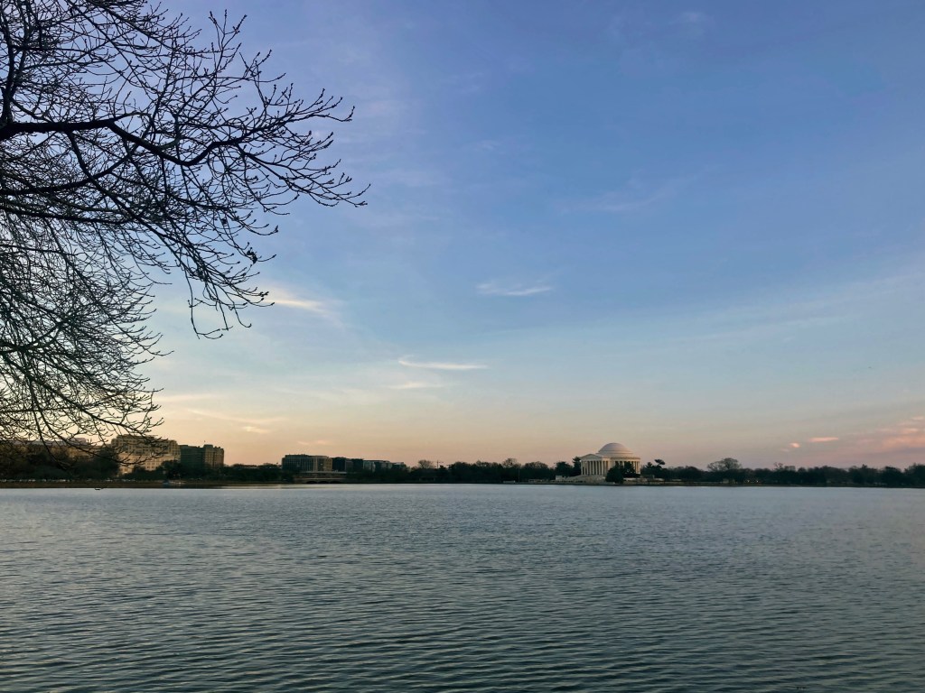 Vista de uma bacia. Ao fundo, do outro lado da margem, encontra-se o memorial a Jefferson.
