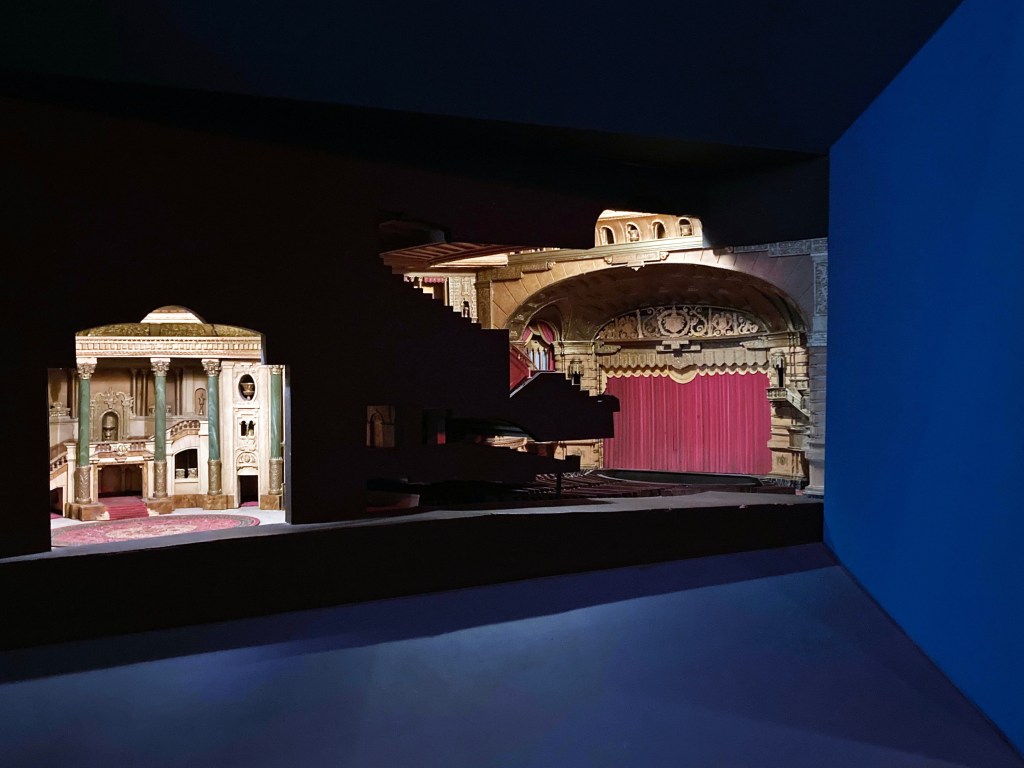 Maquete de um teatro apresentando o foyer e a sala de espetáculo.