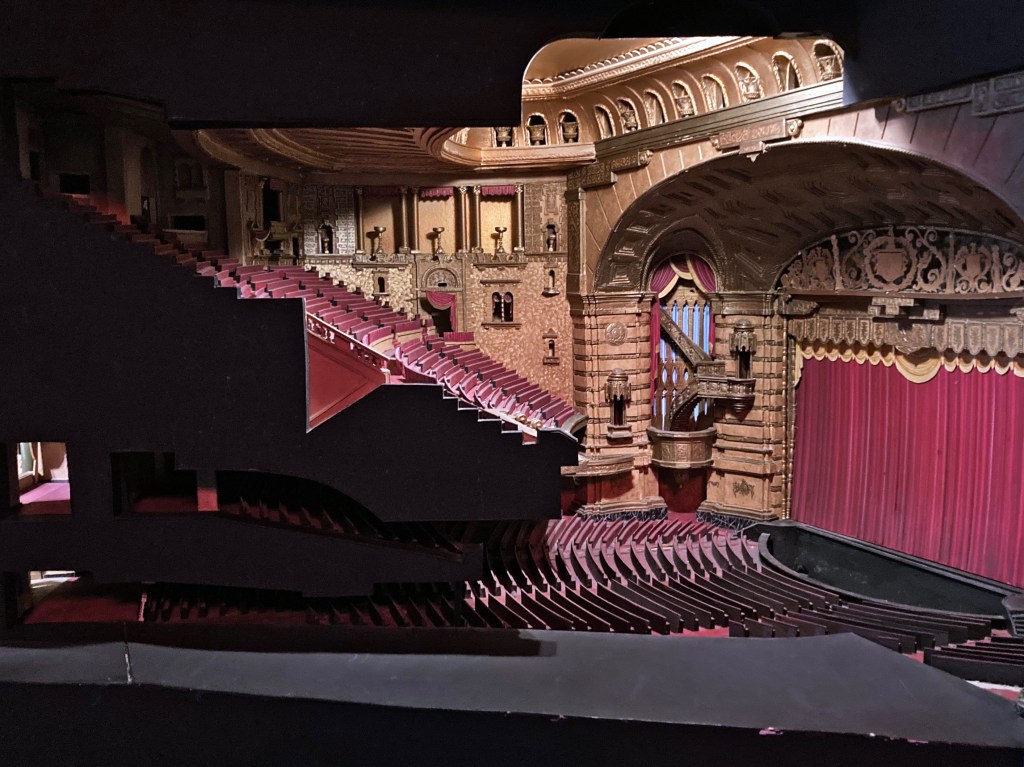 Maquete de uma sala de teatro ou cinema com dois andares de plateia.